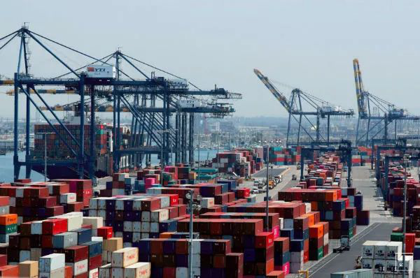 海运码头缺工、港口拥堵、清关滞后。大量集装箱堆积这两个货港，或产生高额滞港费，你的货还好吗