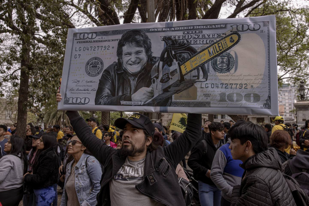 废除央行，彻底“美元化”！阿根廷选出一位手持电锯的总统